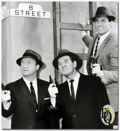 He got a recurring part as Gus Honochek in the TV-series "The Asphalt Jungle" (ABC, Apr 2. - Jun 25. 1961, 13 episodes). Seen here (L-R) Jack Warden, William Smith (who we all remember as Falconetti in "Rich Man, Poor Man") and Arch Johnson.