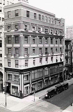 Not "the" French department store but a very similar store on the corner of Fifth Avenue & 53 Street (1922). The French department store was located on the corner of Fifth Avenue & 39th Street.