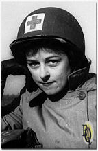 Mary Haynsworth in 1944 in haar velduitrusting van verpleegster bij het Rode Kruis.