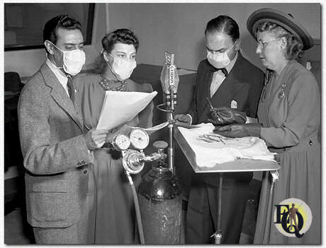 CBS Radio soap, "Big Sister", met geluidseffecten crew. Arnold Moss (als Dr. Reed Bannister); Nancy Marshall (als Ruth Evans); Santos Ortega (als Dr. Duncan Carvell) in het City Hospital, en Ora Nichols, CBS directeur geluidseffecten (helemaal rechts met hoed) (26 nov 1941).