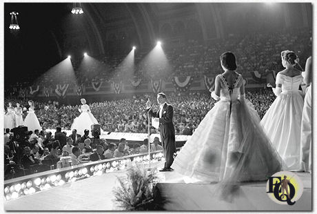 Miss America Pageant met Bert Parks (midden) als Ceremoniemeester, op 7 september 1957