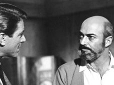 Lawrence Dobkin (rechts), gezien met Efrem Zimabalist Jr. in een scene uit "The Target,' hij regisseerde dit Warner Bros.' misdaadverhaal maar speelde er ook een rol in. "The Target" maakte deel uit van "77 Sunset Strip", en werd uitgezonden op vrijdag 24 januari 1964.