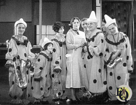 Eddie Quillan, Alberta Vaughn, Marie Quillan and other players (including other Quillans: Joseph, Isabelle, John, Buster) als "The Marvelous Monarchs" in "Noisy Neighbors" (Jan 1929).