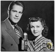 Hugh Marlowe en Marion Shockley poseren voor een CBS microfoon ter promotie van "the Adventures of Ellery Queen".
