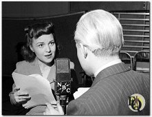 Marion Shockley tegenover Ellery Queen (zoals altijd met het 'verborgen' gezicht) alias Sydney Smith.