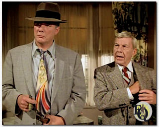 Tom Reese en David Wayne in "Ellery Queen" "The Adventure of the Comic Book Crusader" (NBC, 2 okt 1975).