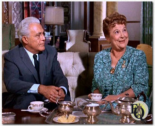 Sydney Smith (L) met Madge Blake in "Batman" ("The Joker Goes to School", 2 mrt. 1966).