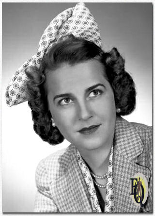 Gertrude Warner poses for fashion photos in New York City. She portrays Mrs. Miniver in the radio program, "Mrs. Miniver", based on the book by author Jan Struther. (Jan 27. 1944)